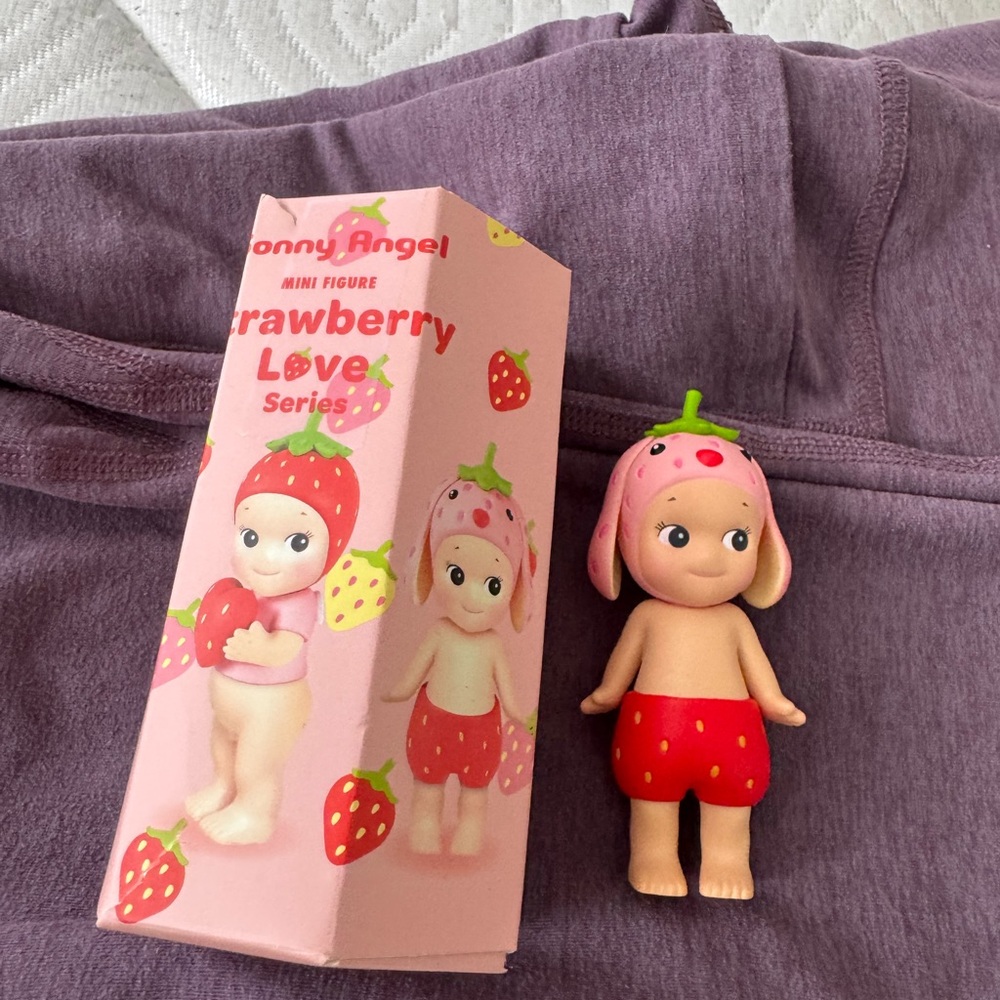 Strawberry Love lop Mini Figure new in box